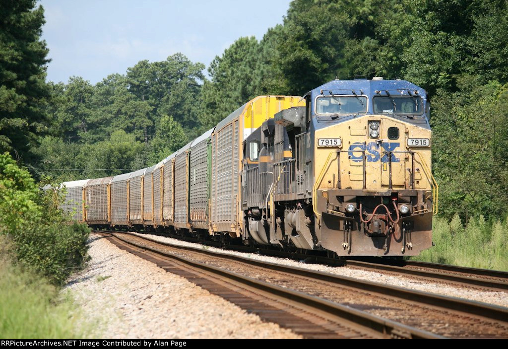 CSX C40-8W 7915 and HLCX  SD40-2 6305 wait for green